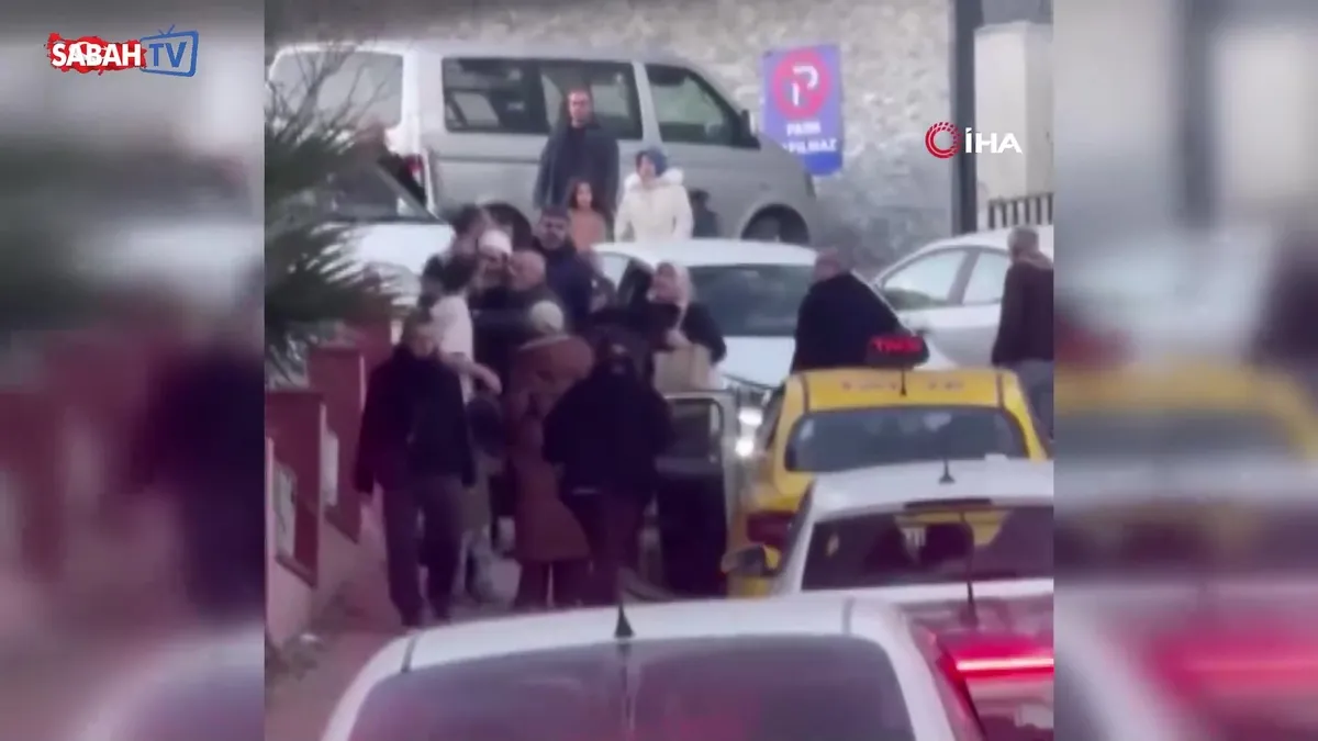 Eyüpsultan’da “yol verme” kavgasında birbirlerine girdiler: 4 kişiye para cezası kesildi | Video videosunu izle Eyüpsultan’da “yol verme” kavgasında birbirlerine girdiler: 4 kişiye para cezası kesildi | Video videosunu izle