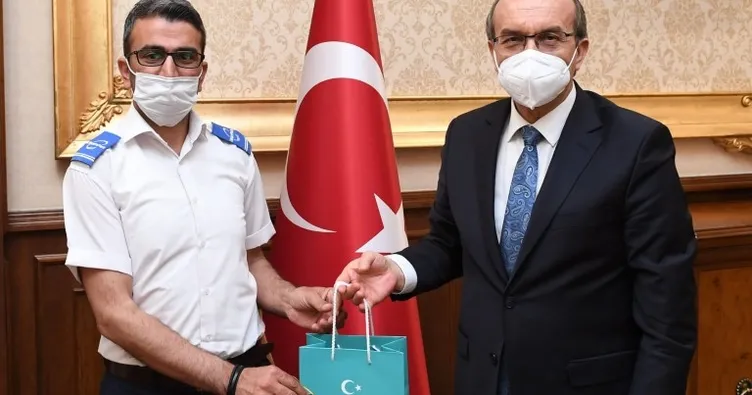 Vali Yavuz, o şoförü ödüllendirdi