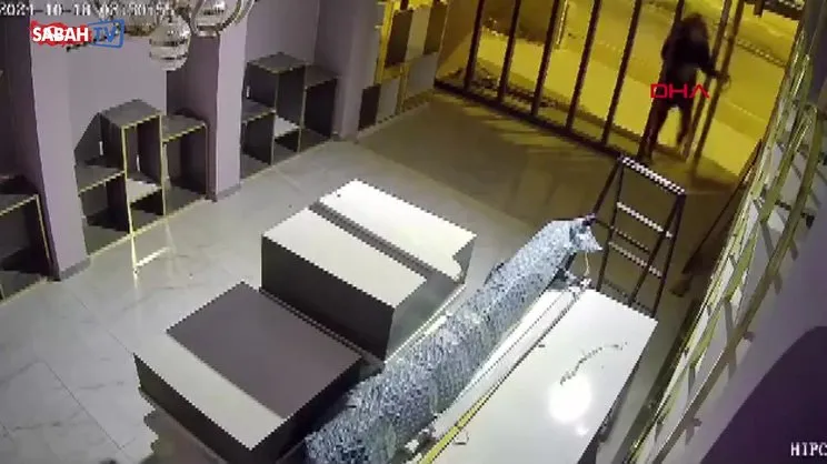 Hatay'da iş yerinin kundaklandığı anlar kamerada | Video