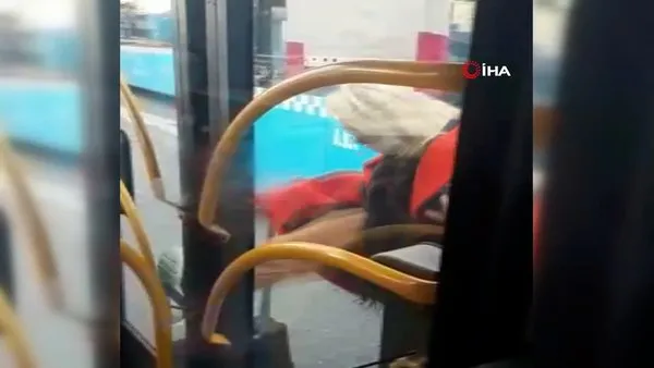 SON DAKİKA: İstanbul Beşiktaş'ta çılgına dönen kadından halk otobüsüne saldırı anı kamerada | Video