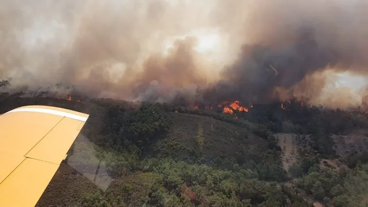 Yunanistan felaketi yaşıyor: Yangın söndürme uçağı düştü! O anlar böyle görüntülendi…