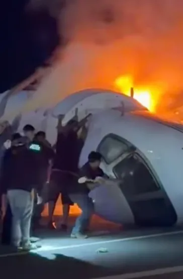 ABD’de uçak otoyola düştü