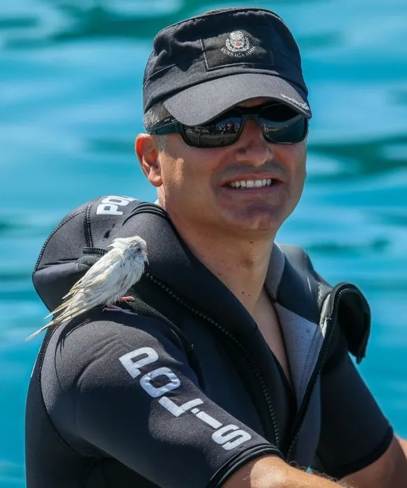 Antalya’da denize düşen muhabbet kuşu jet-ski ile kurtarıldı: Az kalsın boğuluyordu!