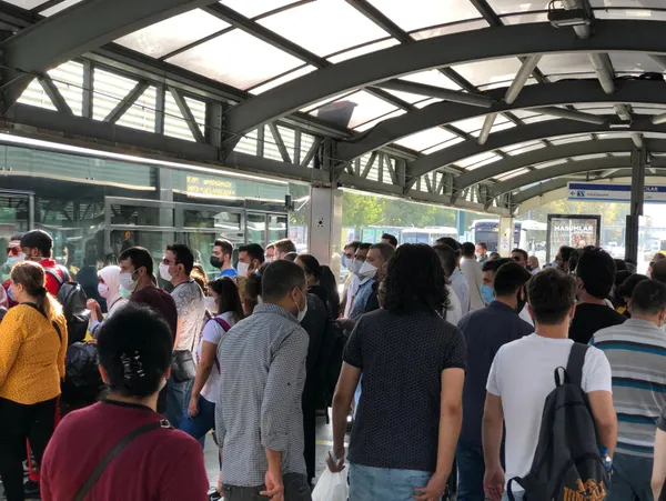 SON DAKİKA! İstanbul’da isyan ettiren görüntüler; Toplu taşıma koronavirüsün merkezi oldu
