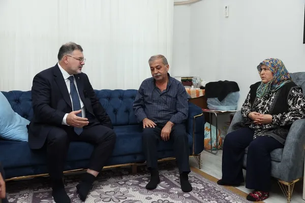 baskan-saygili-bayraklida-depremzede-aileleri-ziyaret-etti-1793347079380.jpg