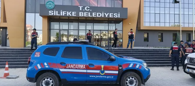 mersin-silifke-belediyesine-yolsuzluk-operasyonu-mustafa-turgut-dahil-cok-sayifa-kisi-gozaltinda-1781847601431.jpg