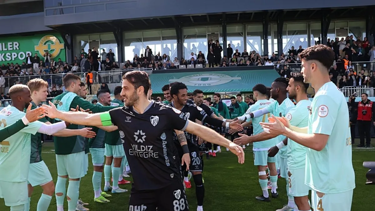 Esenler Erokspor, Süper Lig’e yükselen Kocaelispor’u alkış ve çiçekle karşıladı Esenler Erokspor, Süper Lig’e yükselen Kocaelispor’u alkış ve çiçekle karşıladı