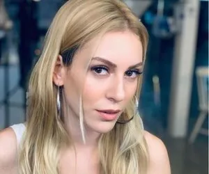 Doğum kilolarından kurtulan Sinem Kobal güzelliğiyle göz kamaştırdı! Fit anne Sinem Kobal yeni pozlarıyla zayıflama sırrını merak ettirdi...