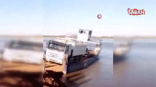Nil Nehri'ne devrilen kamyondan atlayan sürücü ölümden döndü | Video