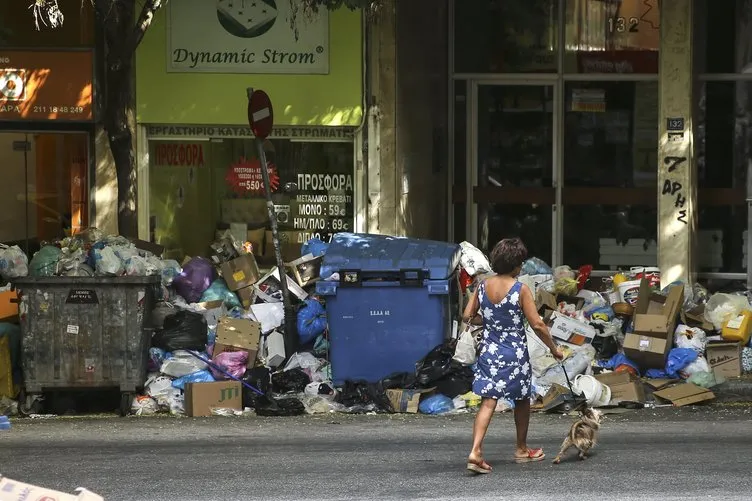 Yunanistan’da çöp grevi: Yüzlerce vatandaş meclise yürüdü