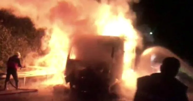 Mersin’de yem yüklü TIR alev alev yandı