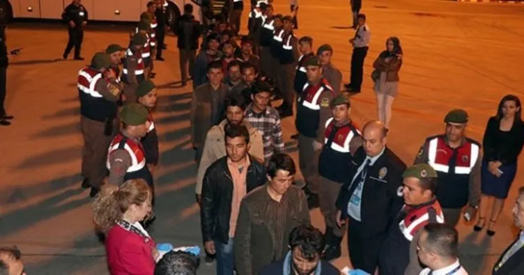 İzmir’de 324 kaçak göçmen sınır dışı edildi