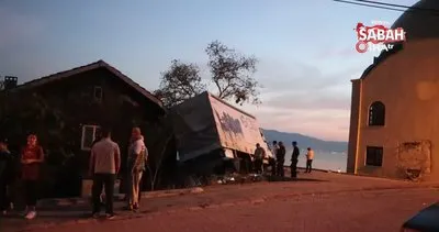 Freni boşalan kamyonun altında kalmaktan son anda kurtuldular | Video