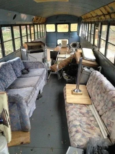 Çürümüş otobüsü karavana dönüştürdüler