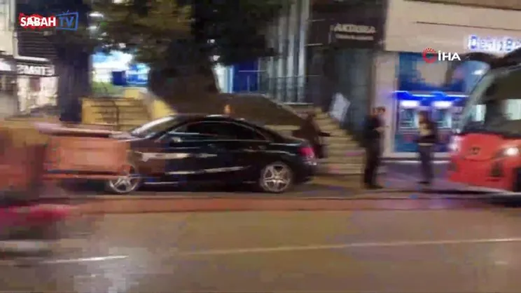 Tramvay yoluna park eden sürücü seferleri aksattı | Video