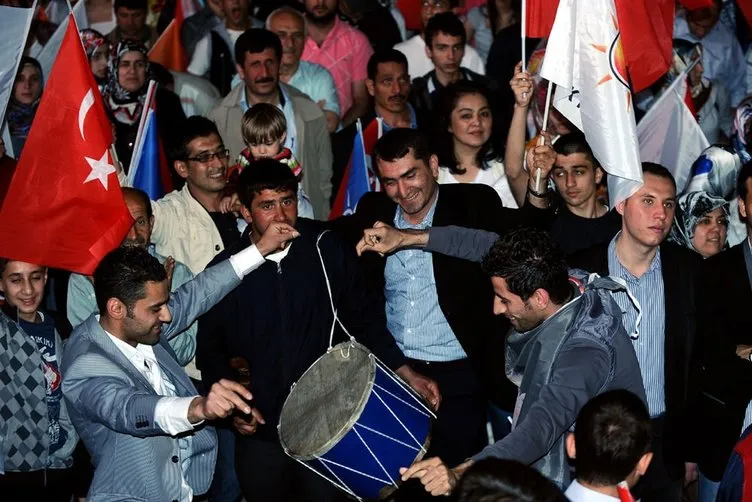 AK Parti önündeki kalabalıktan fotoğraflar