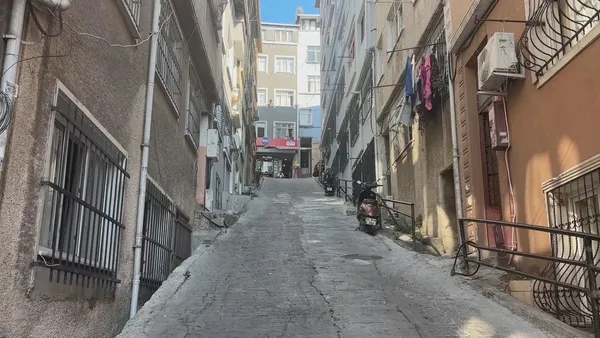 yer-beyoglu-enistesinin-dukkaninda-fon-cektirince-kabusu-yasadi-ifadeleri-kan-dondurdu-bogazimi-sikip-yumrukla-1786527423974.jpg