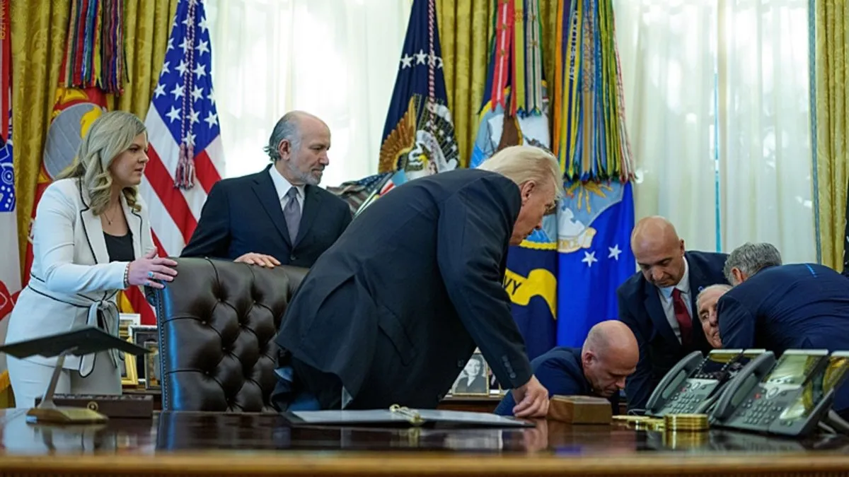 Beyaz Saray’da panik anları: İlaç şirketi yöneticisi Trump’ın gözleri önünde fenalaştı! Beyaz Saray’da panik anları: İlaç şirketi yöneticisi Trump’ın gözleri önünde fenalaştı!