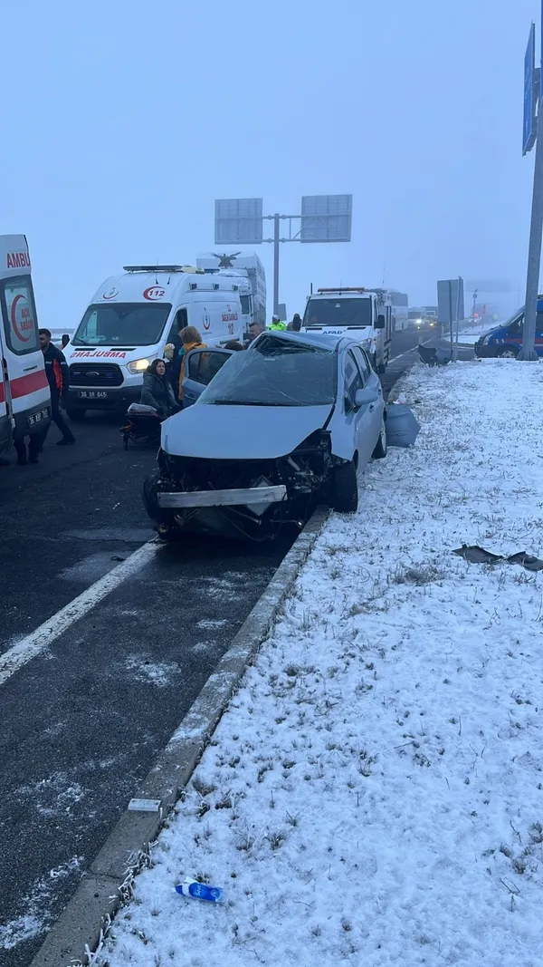 kars-erzurum-kara-yolunda-tir-ile-otomobil-carpisti-6-yarali-1770906539279.jpg