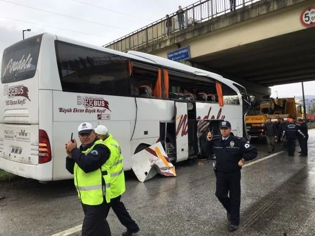 TIR, yolcu otobüsüne çarptı: 28 yaralı