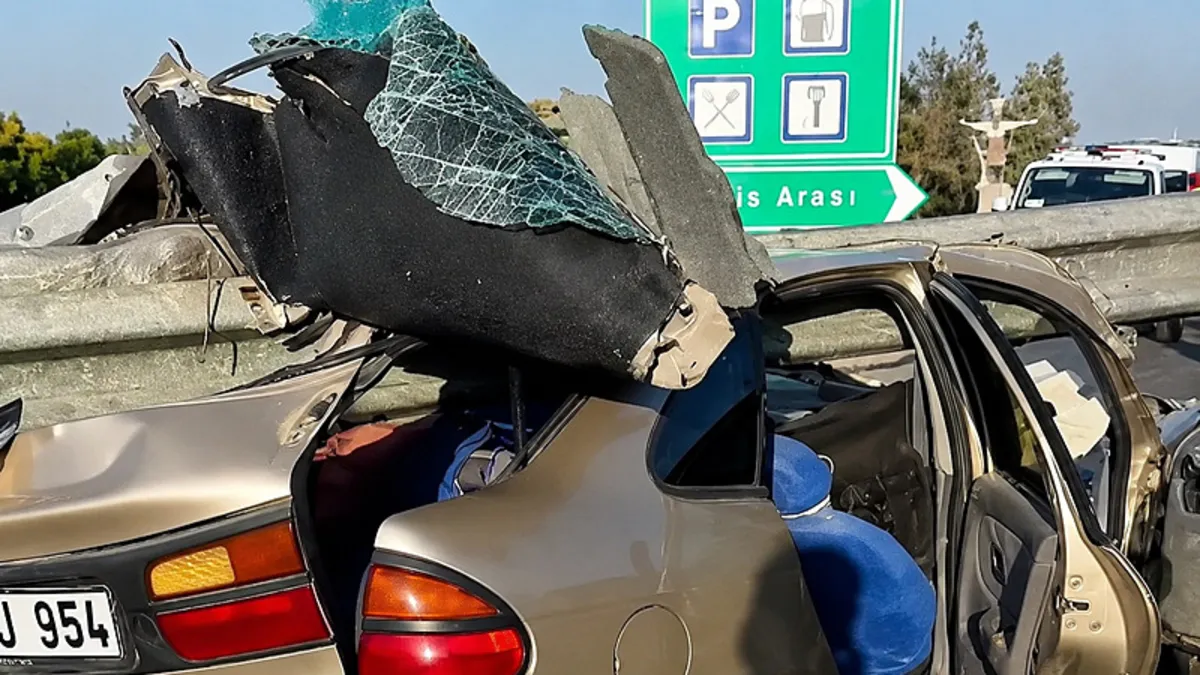 Şanlıurfa’da otomobil çelik bariyerlere çarptı: 1 ölü, 1 ağır yaralı! Şanlıurfa’da otomobil çelik bariyerlere çarptı: 1 ölü, 1 ağır yaralı!