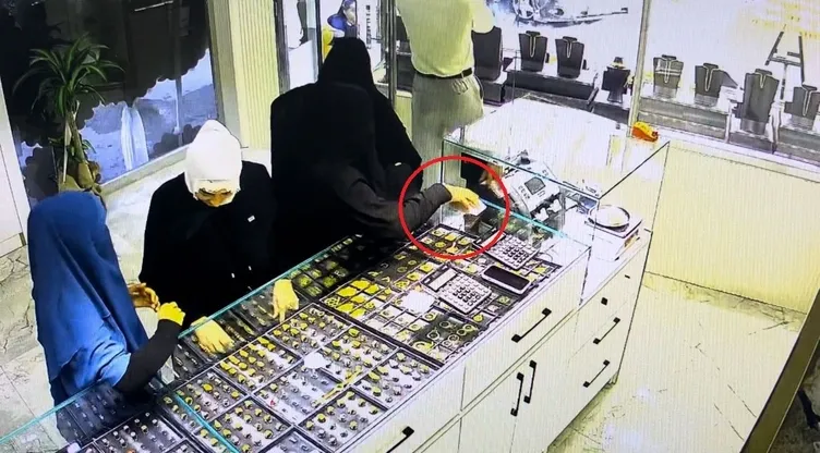 Bursa’da film gibi hırsızlık! Önce kuyumcuyu sonra müşteriyi soydular! İşte o anlar...