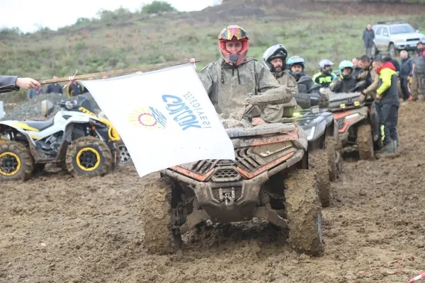 golcukte-camur-batak-yarislari-heyecani-150-atv-tutkunu-nefes-kesti-1731862144113.jpg