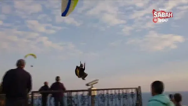 Antalya’da yamaç paraşütçüsü ve çocuk yolcusunun zor anları kamerada | Video