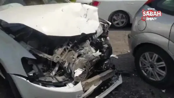 Otomobiller kafa kafaya çarpıştı: 1’i bebek 5 yaralı | Video