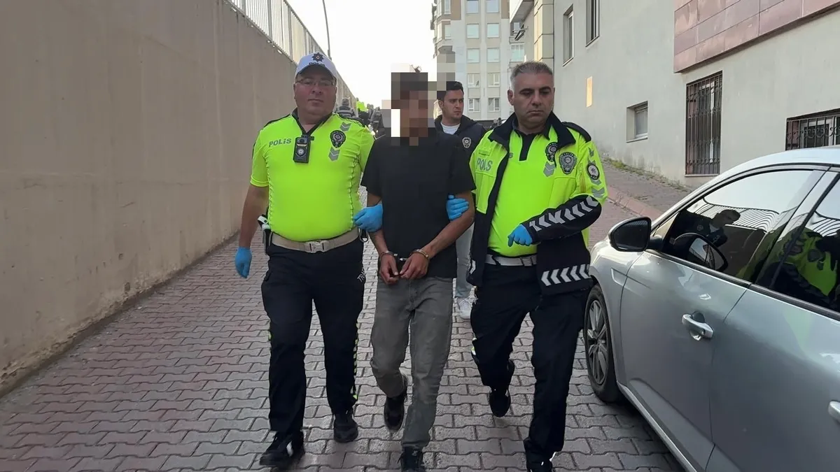 Kayseri'de uyuşturucu operasyonunda tutuklanan zanlılar polis eşliğinde adliyeye sevk ediliyor.
