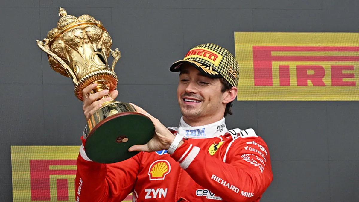 Charles Leclerc, Formula 1 Büyük Britanya Grand Prix'sini kazanmasının ardından zaferini kutluyor.
