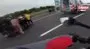 Motosikletler otoyolda çarpıştı: Sürücüler metrelerce sürüklendi | Video