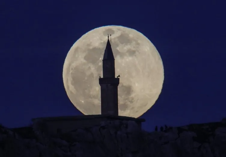 Süper Ay İstanbul’da böyle görüntülendi