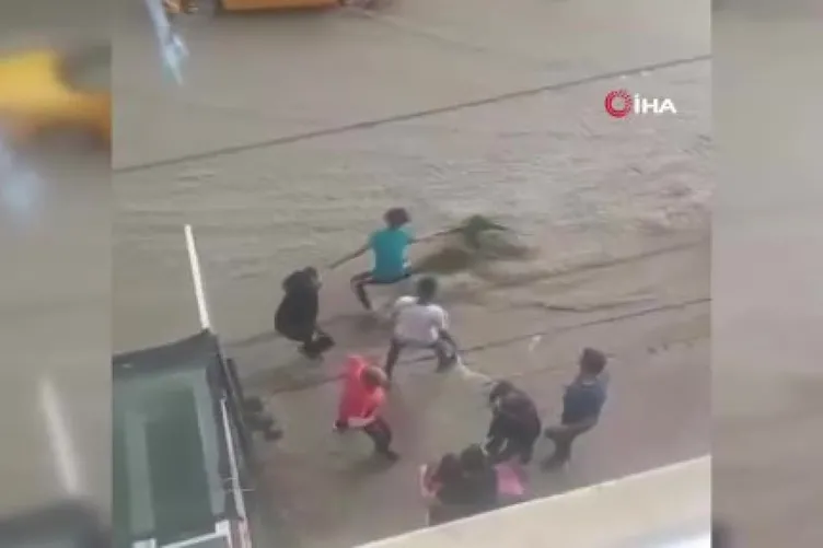 Son dakika | Ankara sular altında! Etkili sağanak yerini doluya bıraktı: Sokaklar dereye döndü, araçlar suya gömüldü