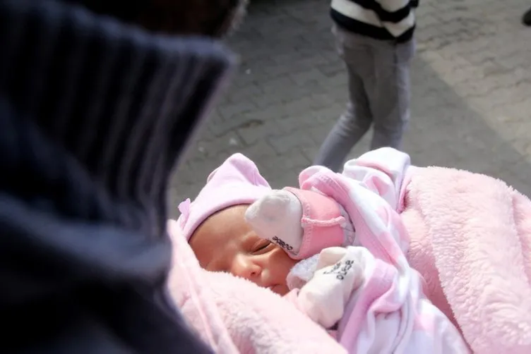 40 günlük bebeği kapı önüne bıraktı, �Babasına ders vermek 40 günlük bebeği kapı önüne bıraktı, �Babasına ders vermek