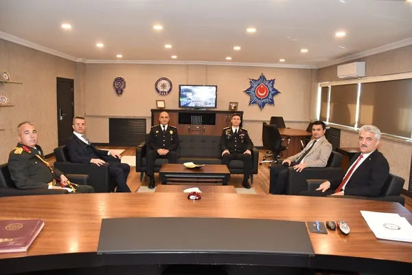 kirikkale-protokolunden-emniyet-muduru-basbuga-ziyaret-1730123274678.jpg