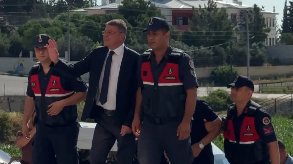 Silifke Belediyesi'nde yolsuzluk ve rüşvet soruşturması kapsamında gözaltına alınan belediye başkanı ve şüpheliler adliyeye getirildi.