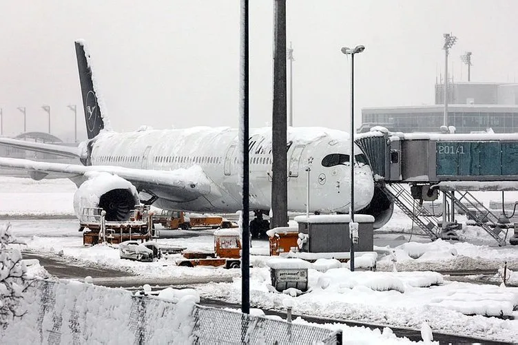 Almanya’da kar yağışı çileye dönüştü: Uçak seferleri iptal edildi, yolcular terminallerde mahsur kaldı