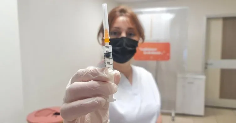 Bakan Koca’nın fotoğrafını paylaştığı Serpil hemşireden herkese aşı daveti