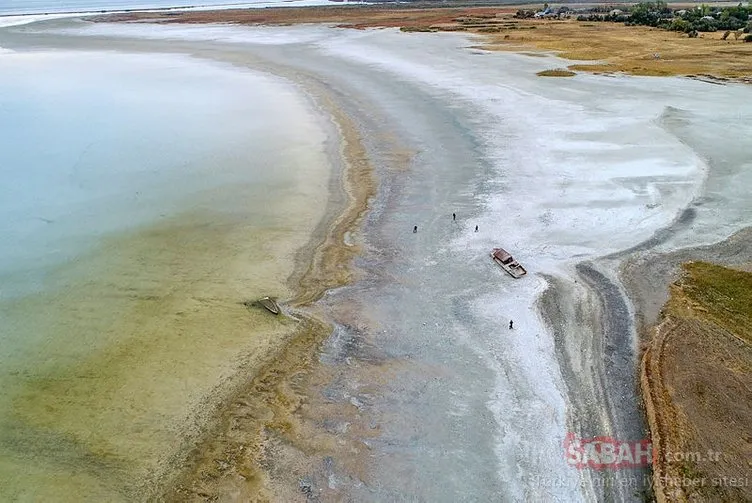 Göl çekilince tapulu araziler ile batık tekneler ortaya çıktı
