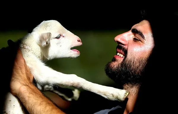 Üniversiteyi bitirdi; ıslık çalarak gideceğim bir işim olsun dedi; şimdi herkese örnek oluyor!