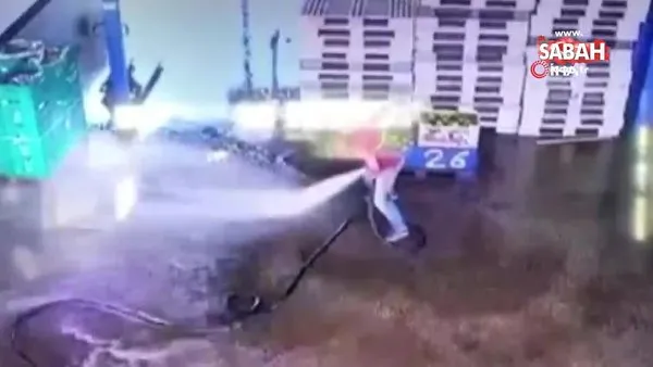 Hal çalışanının tazyikli su akan hortumla imtihanı kamerada | Video