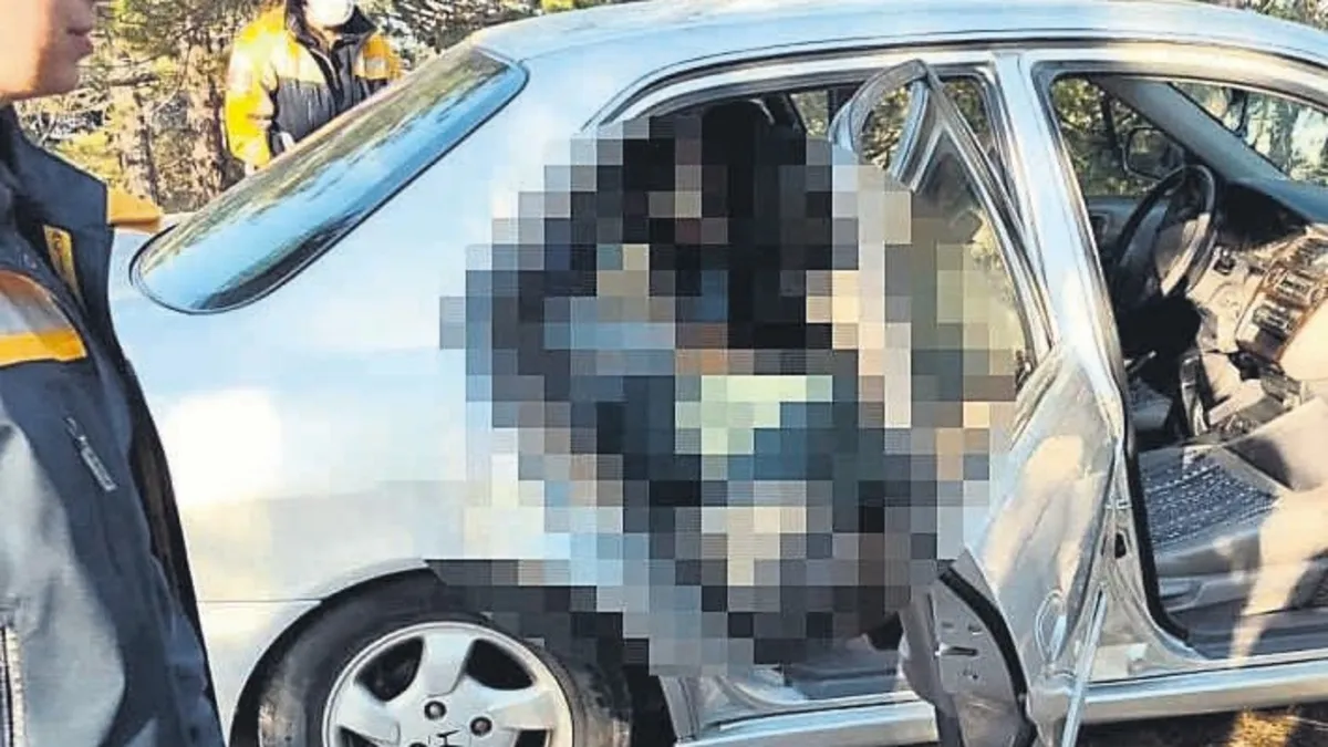 Hortum bağlanmış arabada ceset bulundu