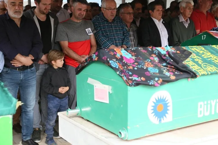 Yürek yakan kare! 6,5 yaşındaki Mustafa Kemal, annesinin cenaze namazında saf tuttu