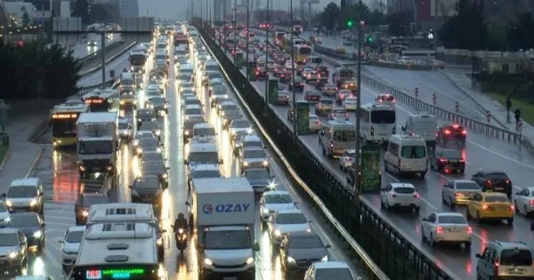İstanbul’da trafik kilit! Yoğunluk yüzde 80’e ulaştı
