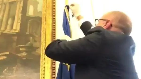 İtalyan Temsilciler Meclisi Üyesi Fabio Rampelli, odasındaki AB bayrağını kaldırdı! | Video