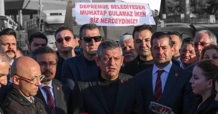 Hatay’da Özgür Özel’e protesto şoku: Apar topar uzaklaşmak zorunda kaldı