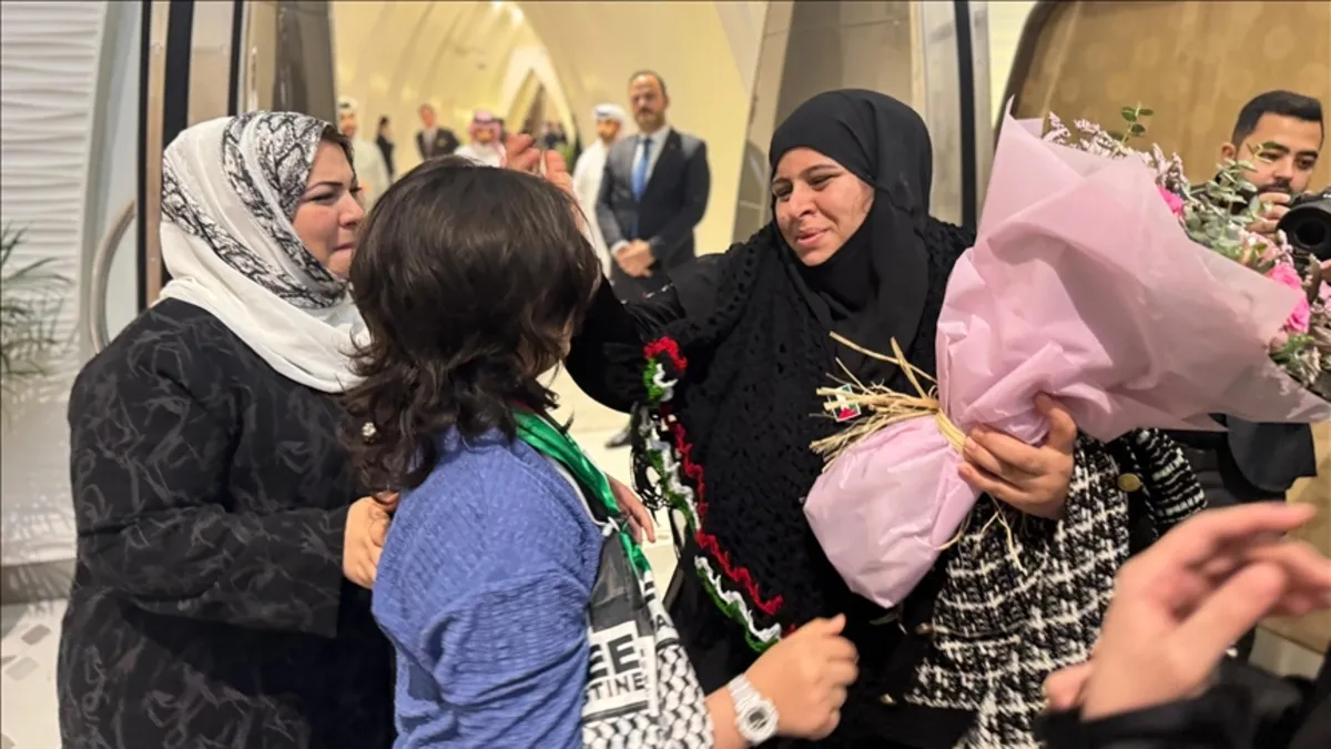 Türkiye’nin Doha Büyükelçiliği, Gazzeli çocuğu Türkiye’de tedavi gören annesiyle Katar’da buluşturdu Türkiye’nin Doha Büyükelçiliği, Gazzeli çocuğu Türkiye’de tedavi gören annesiyle Katar’da buluşturdu
