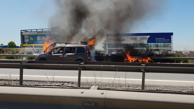 Alev alev yanan minibüs trafiği felç etti