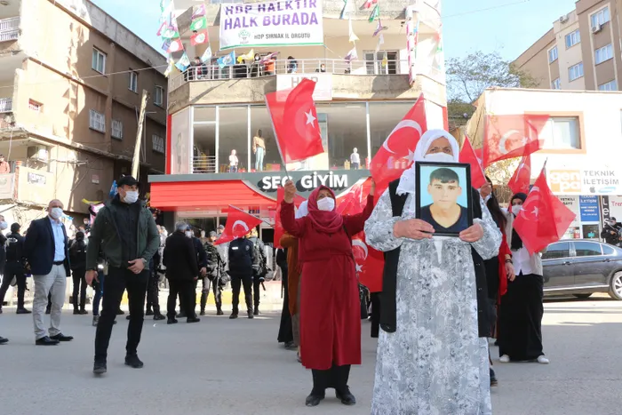 Evlat nöbetindeki aileler ile HDP'liler arasında gerginlik çıktı!